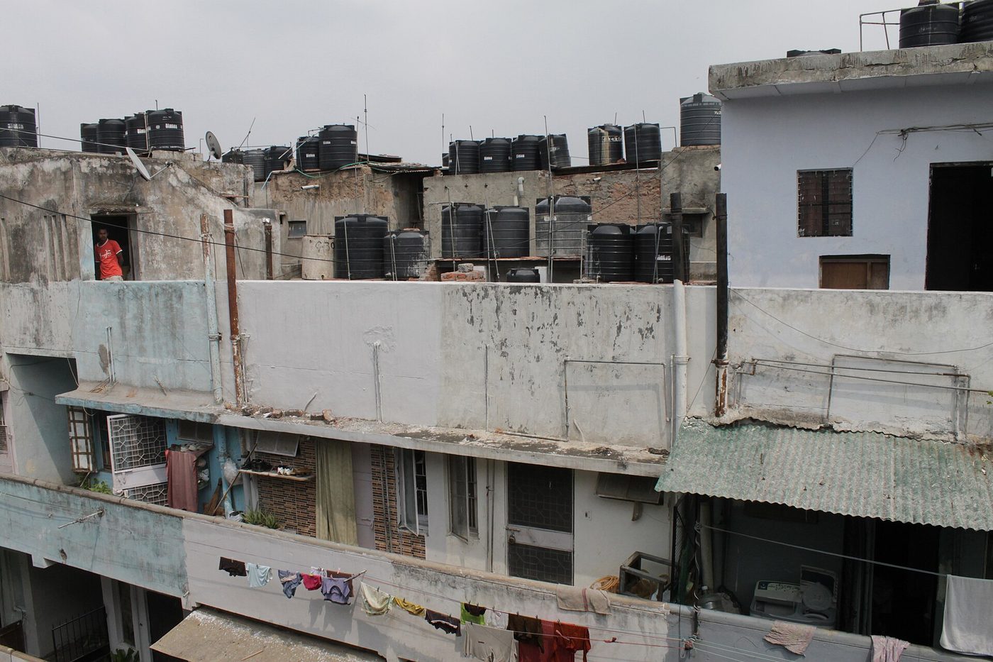 Bồn chứa nước trên mái nhà ở một khu dân cư tại New Delhi