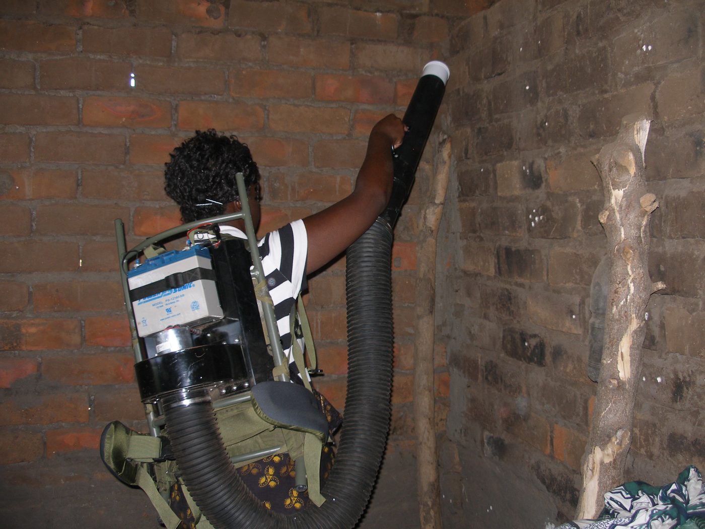 Thu muỗi sống bằng máy hút đeo lưng để thử kháng thuốc (Malawi, PMI/CDC)