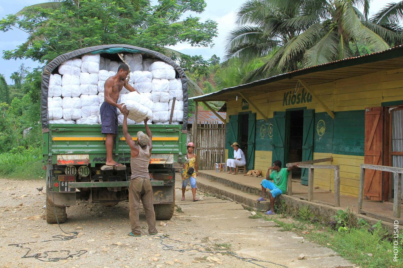 Nhân viên dỡ các kiện màn tại Vavatenina (Madagascar) trong đợt phát màn năm 2012