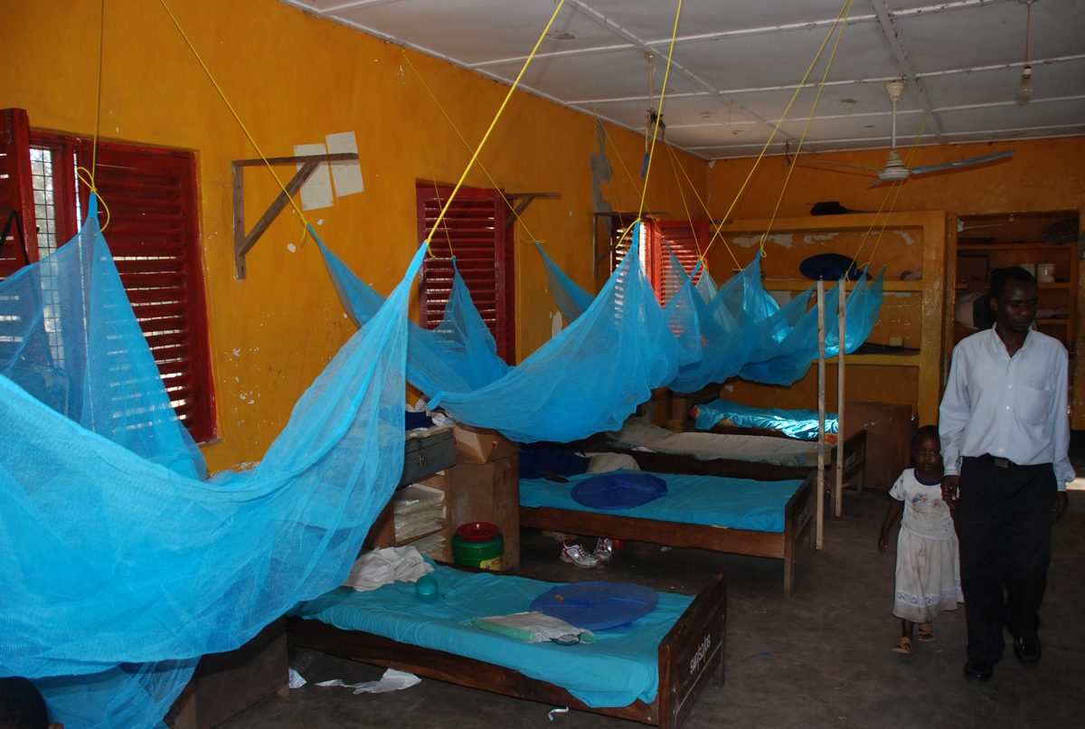 Giường có màn chống muỗi tại trường Pongwe, Tanga, Tanzania