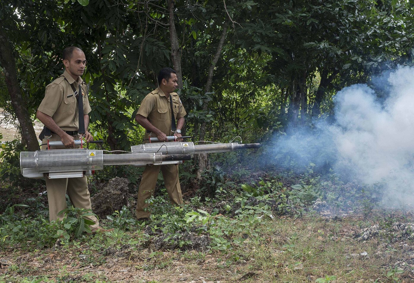 Cán bộ y tế công cộng trên đảo Rote (Indonesia) trình diễn máy phun mù nóng, 2014
