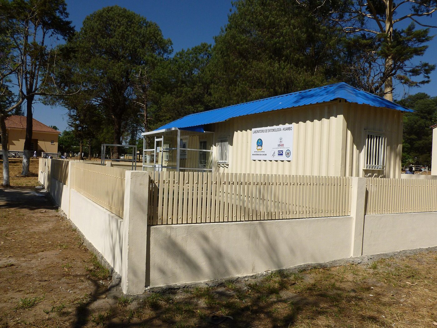 Một cơ sở nuôi côn trùng (insectary)