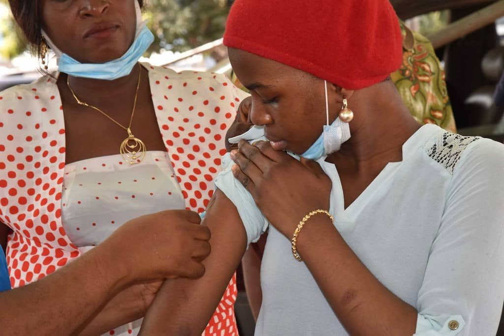 Một buổi tiêm vaccine sốt vàng (ảnh thuộc chủ đề “Health and Wellness in Africa”)