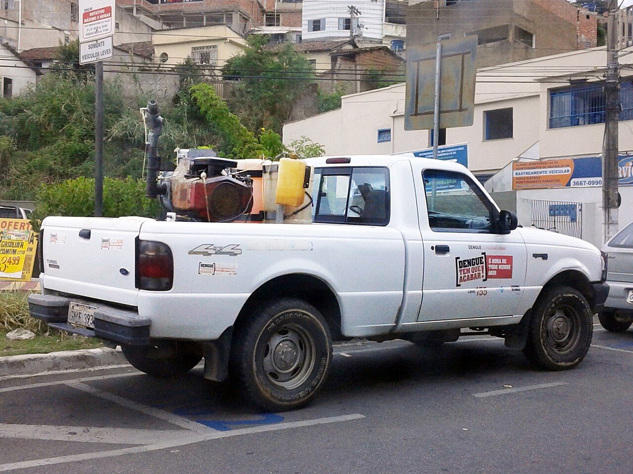 Xe phun khói (fumacê) phòng sốt xuất huyết tại Coronel Fabriciano, Brazil